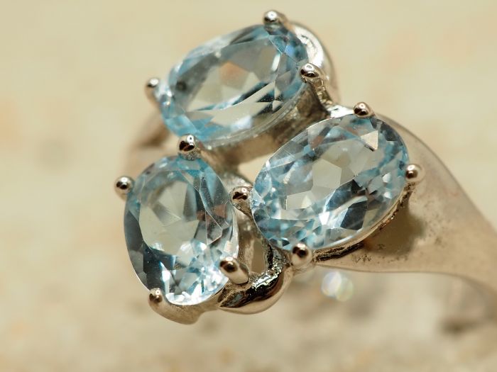 серебреное кольцо с натуральным топазом-417